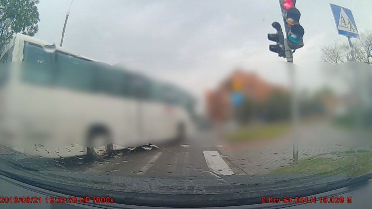 Malbork: Kierowca prywatnej linii autobusowej przejeżdża na czerwonym&#8230;