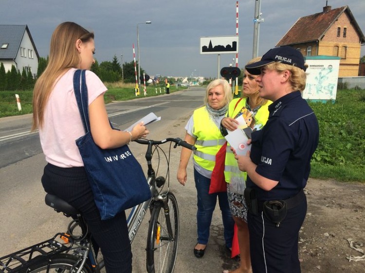 Na przejazdach kolejowych wciąż dochodzi do wypadków. Malborscy policjanci włączyli się do akcji Bezpieczny przejazd - Szlaban na Ryzyko! - 11.08.2017