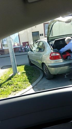 Nowy Dwór Gdański: Parkowanie mistrzów parkowania na środku skrzyżowania!&#8230;