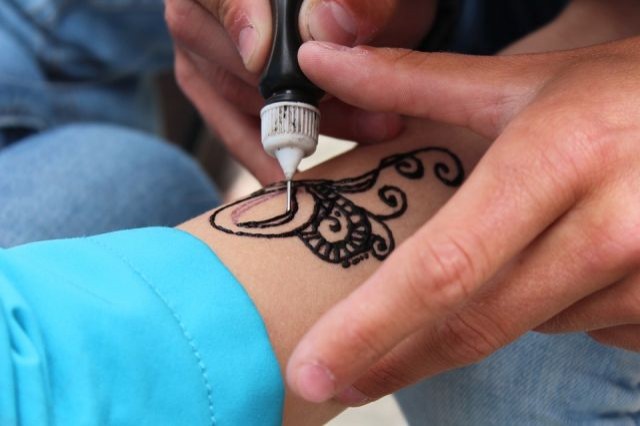Lubisz tatuaże z henny? Koniecznie przeczytaj zanim je zrobisz - informacja&#8230;