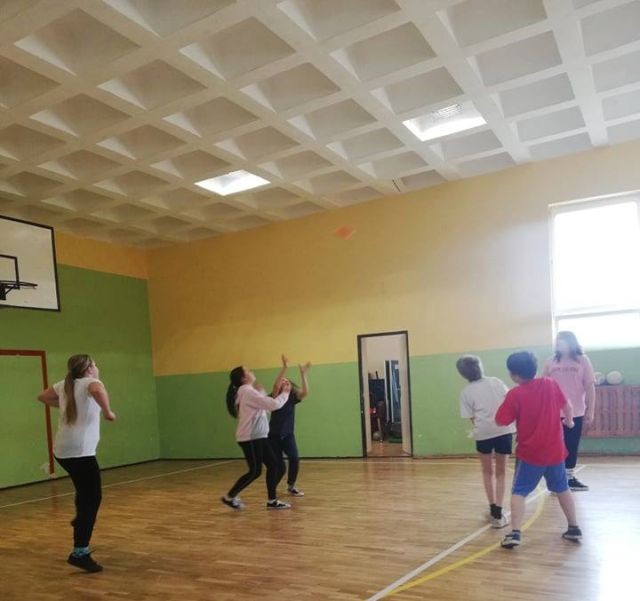 Mikoszewo: Rozgrywki uczniów z nauczycielami w siatkówkę i ringo