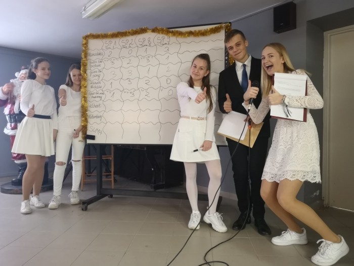 Młodzież z II LO zorganizowała świąteczny konkurs dla uczniów podstawówek.