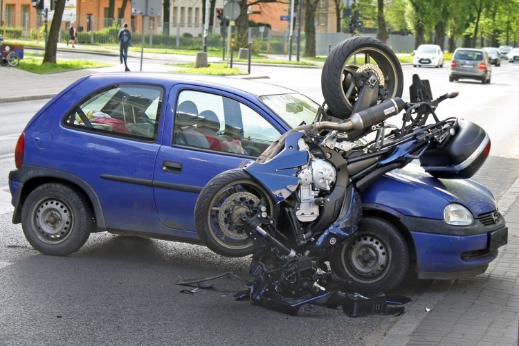 W wyniku zderzenia osobówki z motocyklem poszkodowana została jedna&#8230;