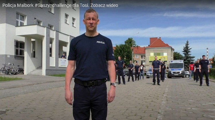 Policjanci z Malborka pompowali dla małej Tosi. 