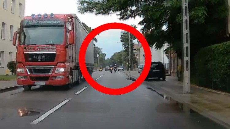 Wypadek na 500 – lecia w Malborku z udziałem motocyklisty. Zobacz wideo.